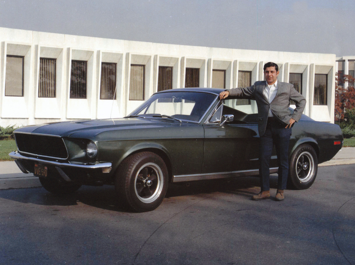 Frank Marranca pose devant sa "Bullitt" en 1973