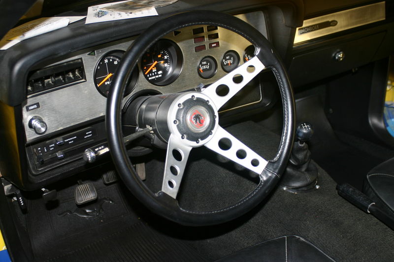 L’intérieur est celui d’une Cobra II, on note l’absence de console centrale et la transmission manuelle