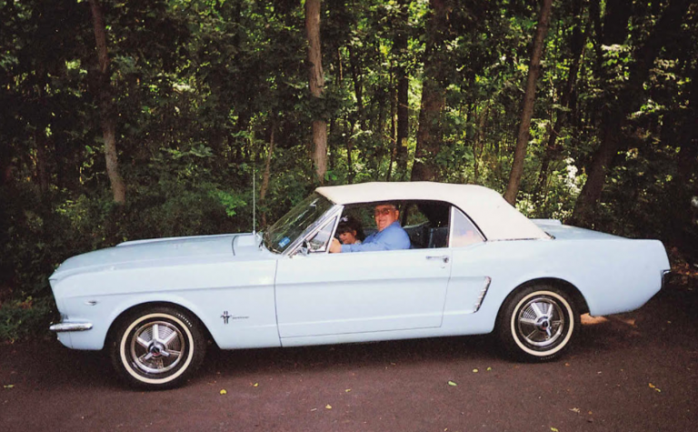 Ronald Hermann, en 2007, au volant de sa Mustang 64 1/2, accompagné par sa petite fille.