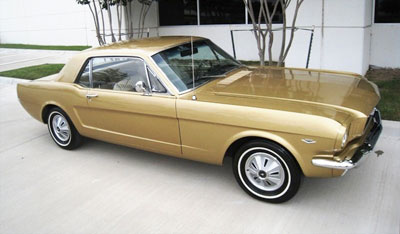 Une Mustang Anniversary Gold sans les jantes d'origine Steel Styled.
