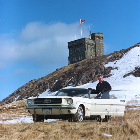 Le Capitaine Stanley Tucker de St. Johns, Terre-Neuve avec sa Ford Mustang 1965, copyright Ford.