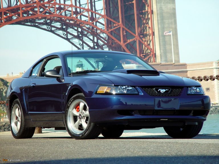 Une Mustang édition 2001 de couleur bleue.