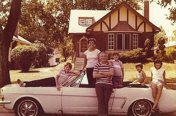 La famille Wise au complet avec leur Mustang 65